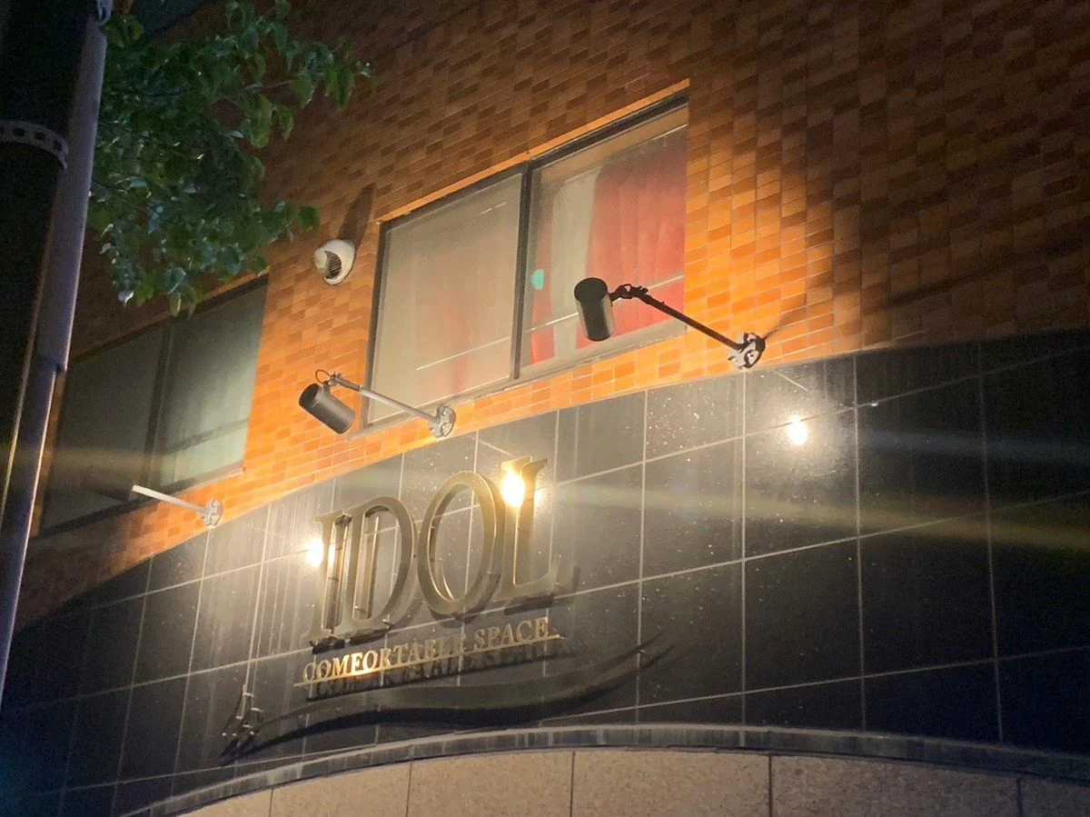 IDOLの看板が灯る外観